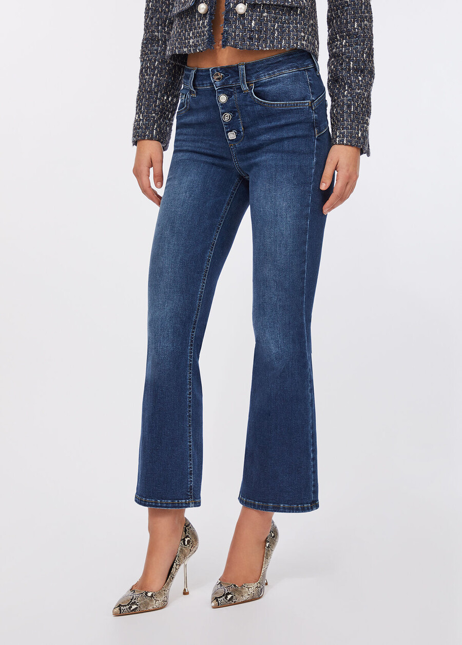 jeans a zampa con bottoni gioiello