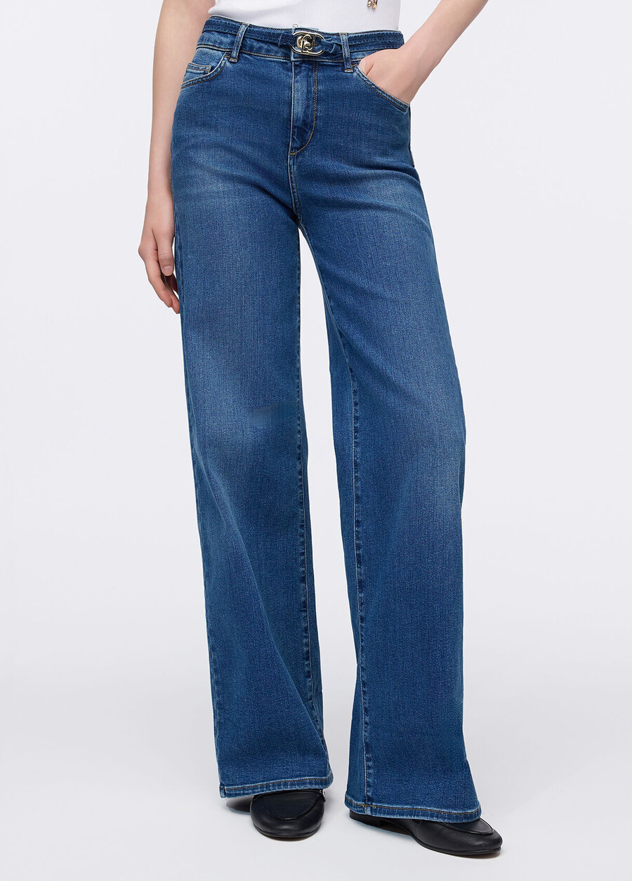 jeans svasati corti con cintura