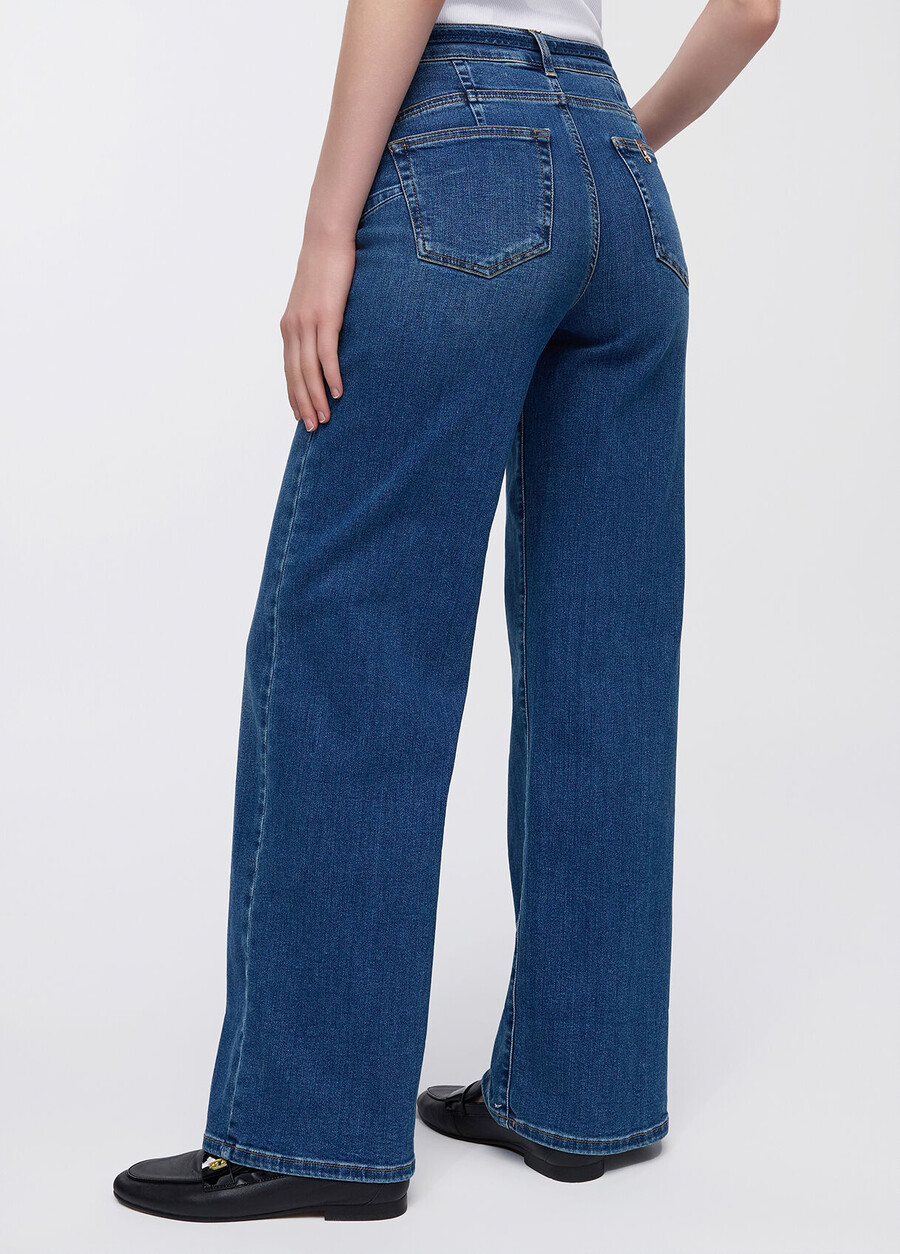 jeans svasati corti con cintura
