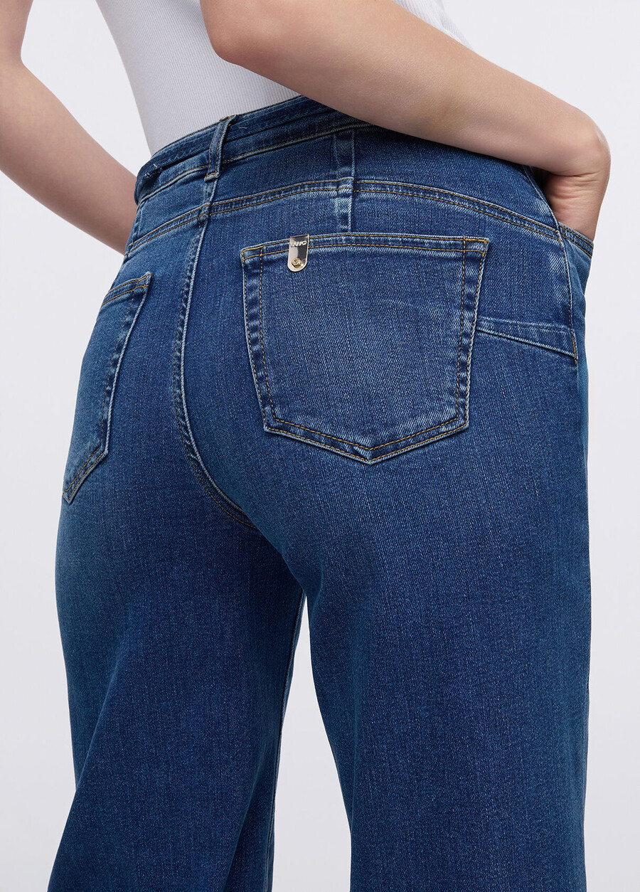 jeans svasati corti con cintura