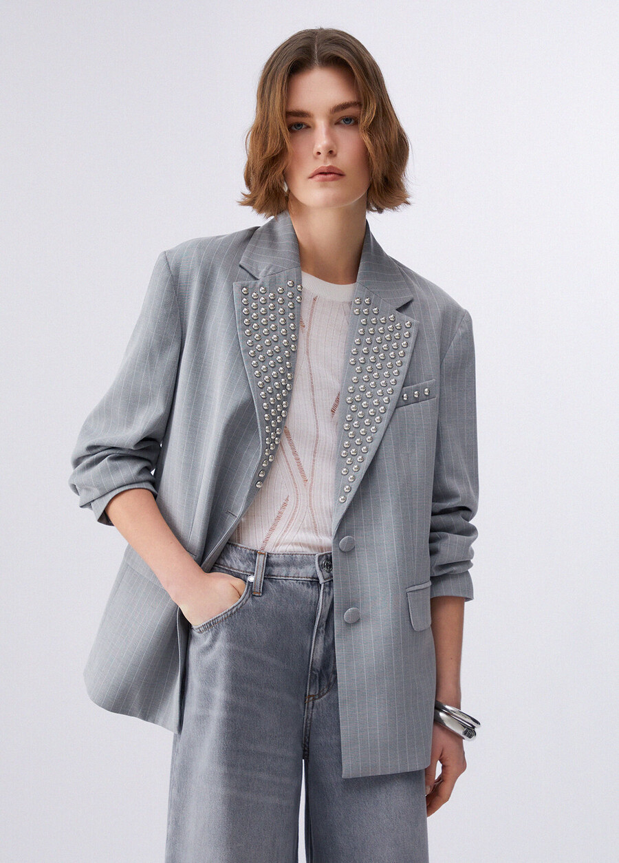 blazer gessato con borchie