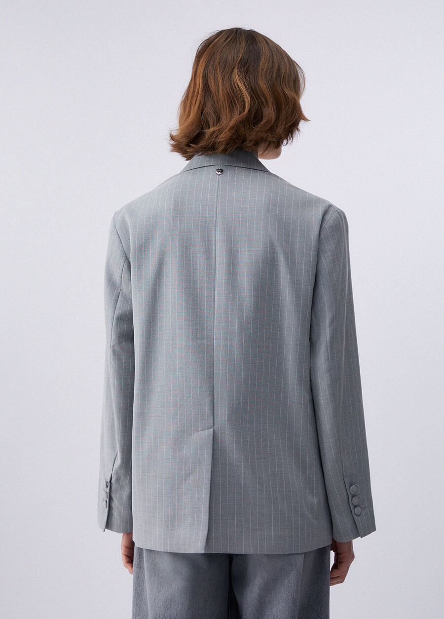 blazer gessato con borchie