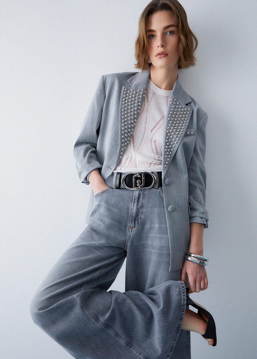 blazer gessato con borchie