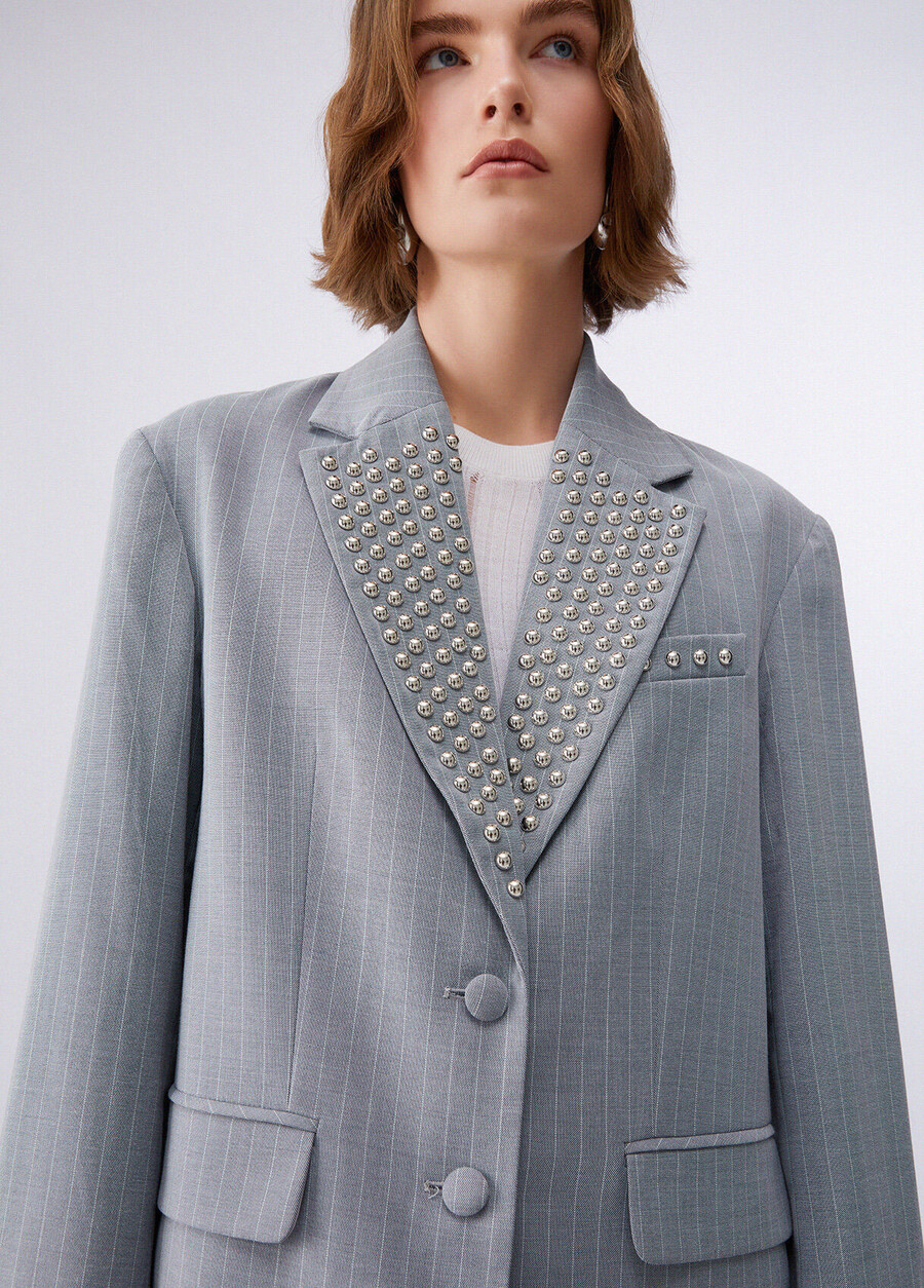 blazer gessato con borchie