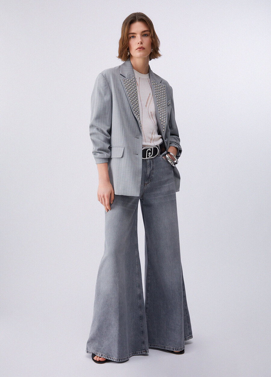 blazer gessato con borchie