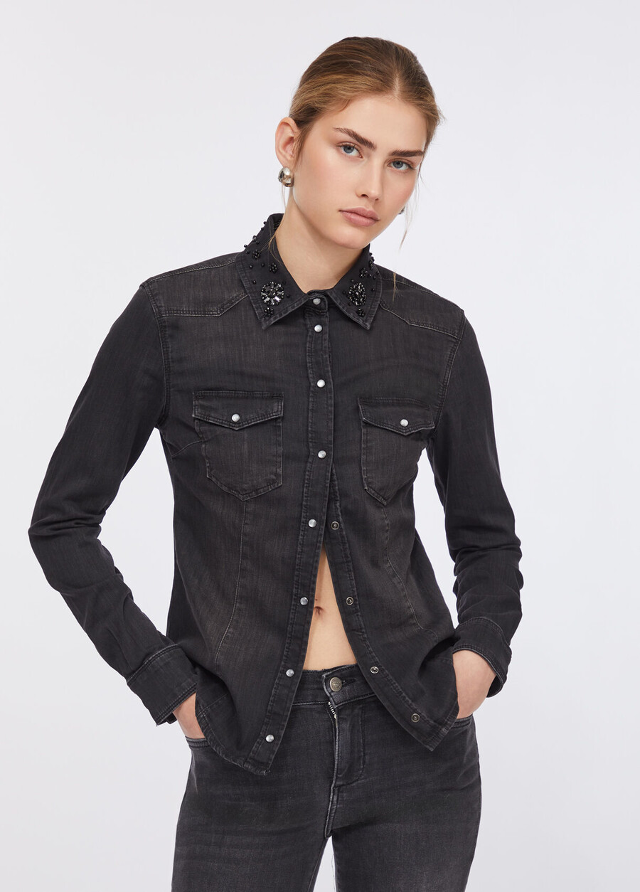 camicia in denim con pietre preziose