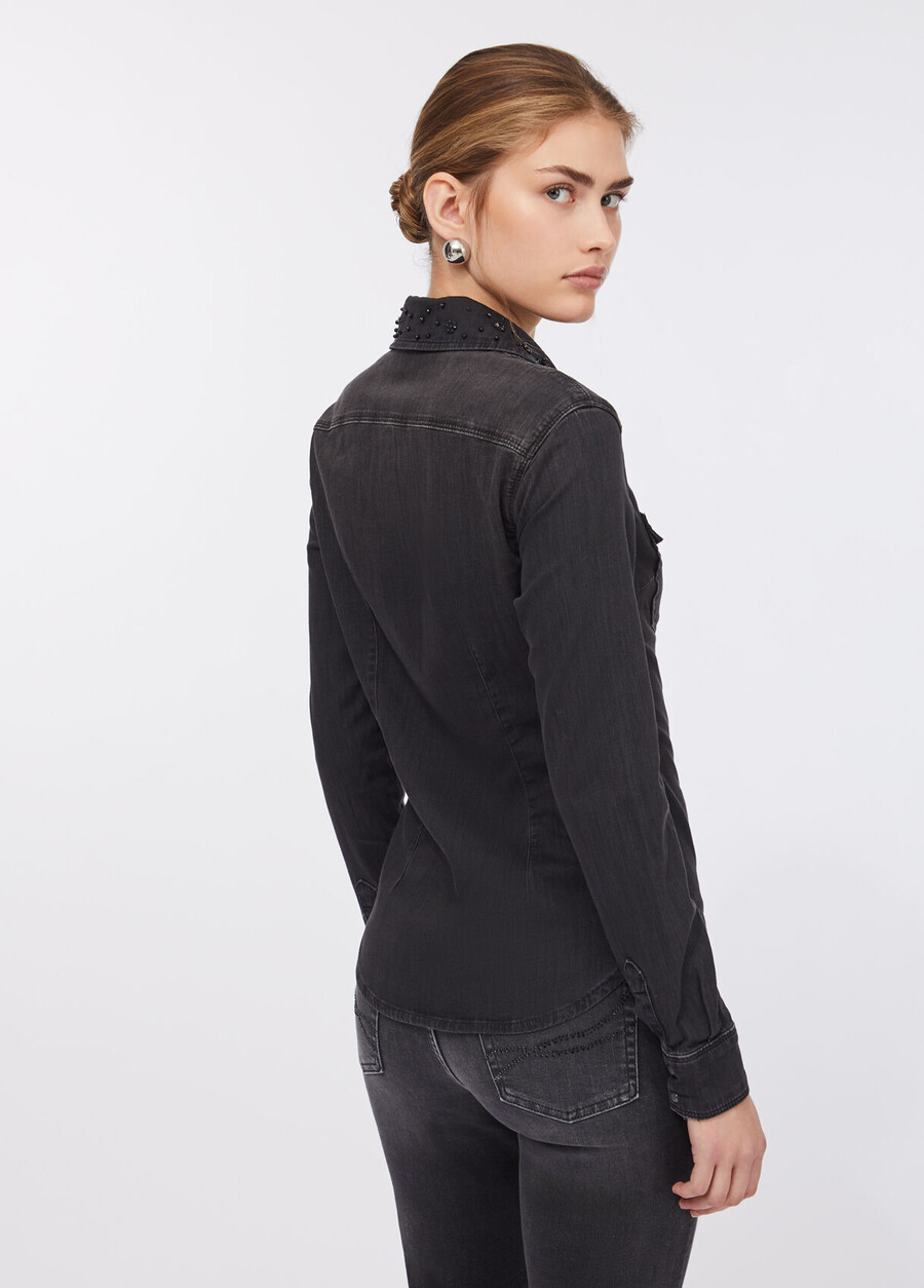 camicia in denim con pietre preziose