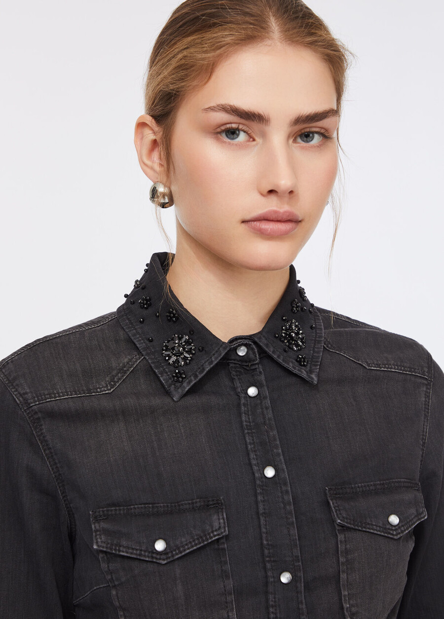 camicia in denim con pietre preziose
