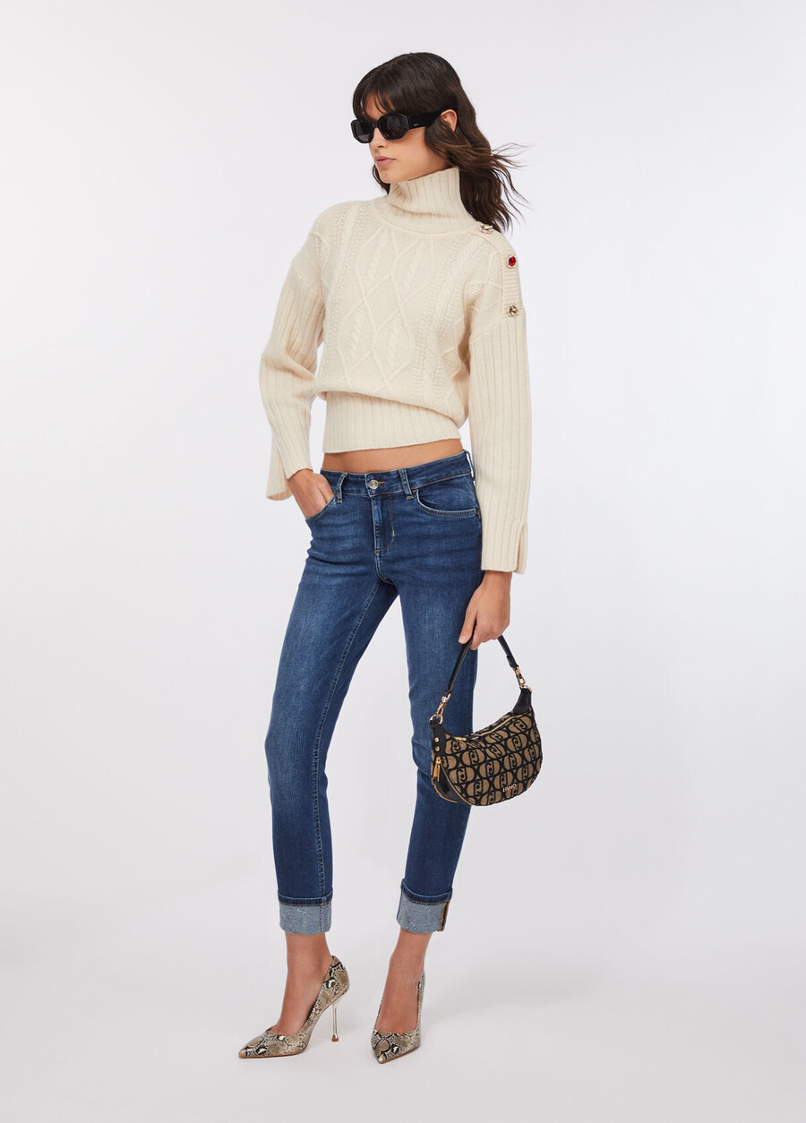 jeans skinny con risvolti
