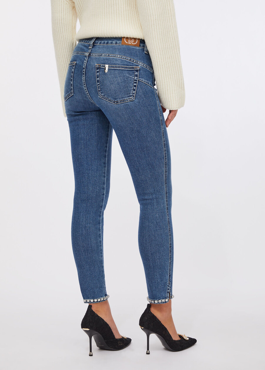 jeans skinny dal basso verso lalto