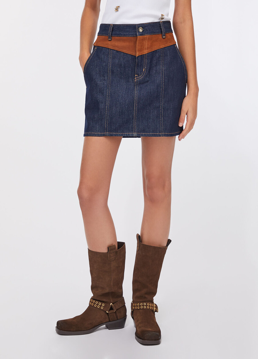 minigonna in denim con inserto in pelle scamosciata