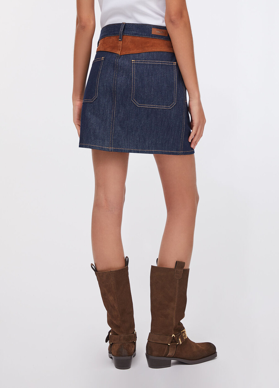 minigonna in denim con inserto in pelle scamosciata