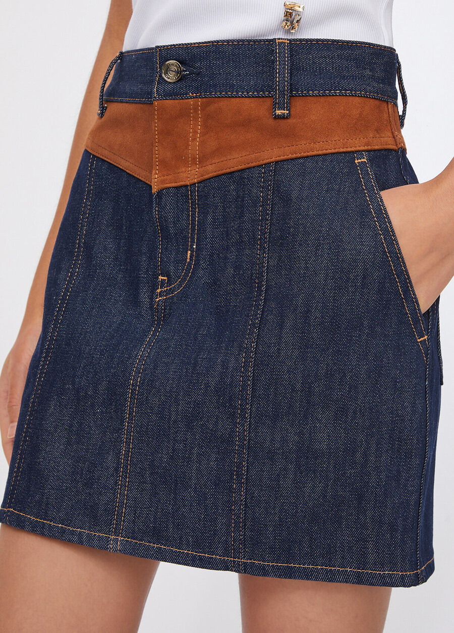 minigonna in denim con inserto in pelle scamosciata