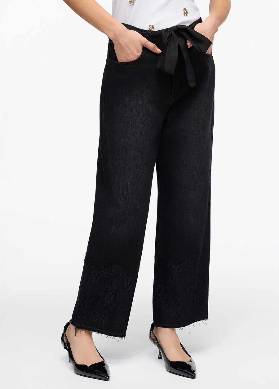 jeans a gamba dritta con dettagli in pizzo