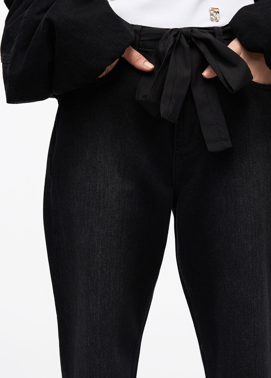 jeans a gamba dritta con dettagli in pizzo