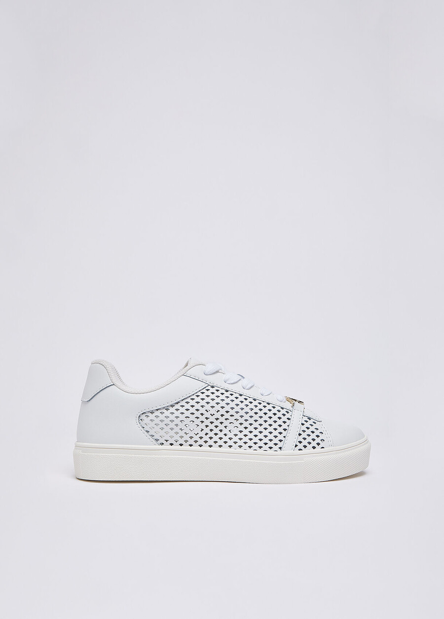 sneakers perforate