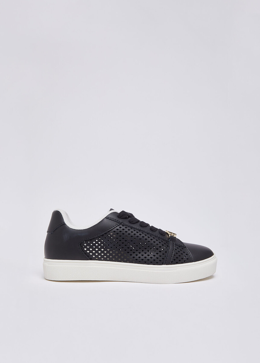 sneakers perforate