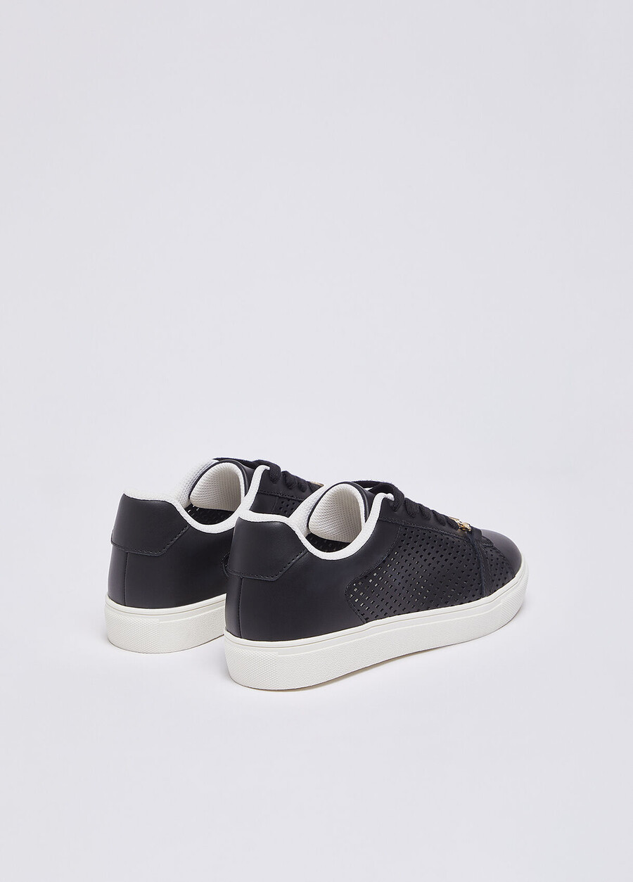 sneakers perforate