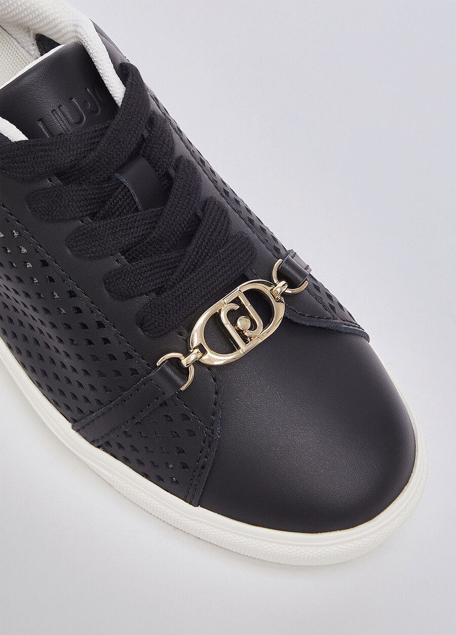 sneakers perforate