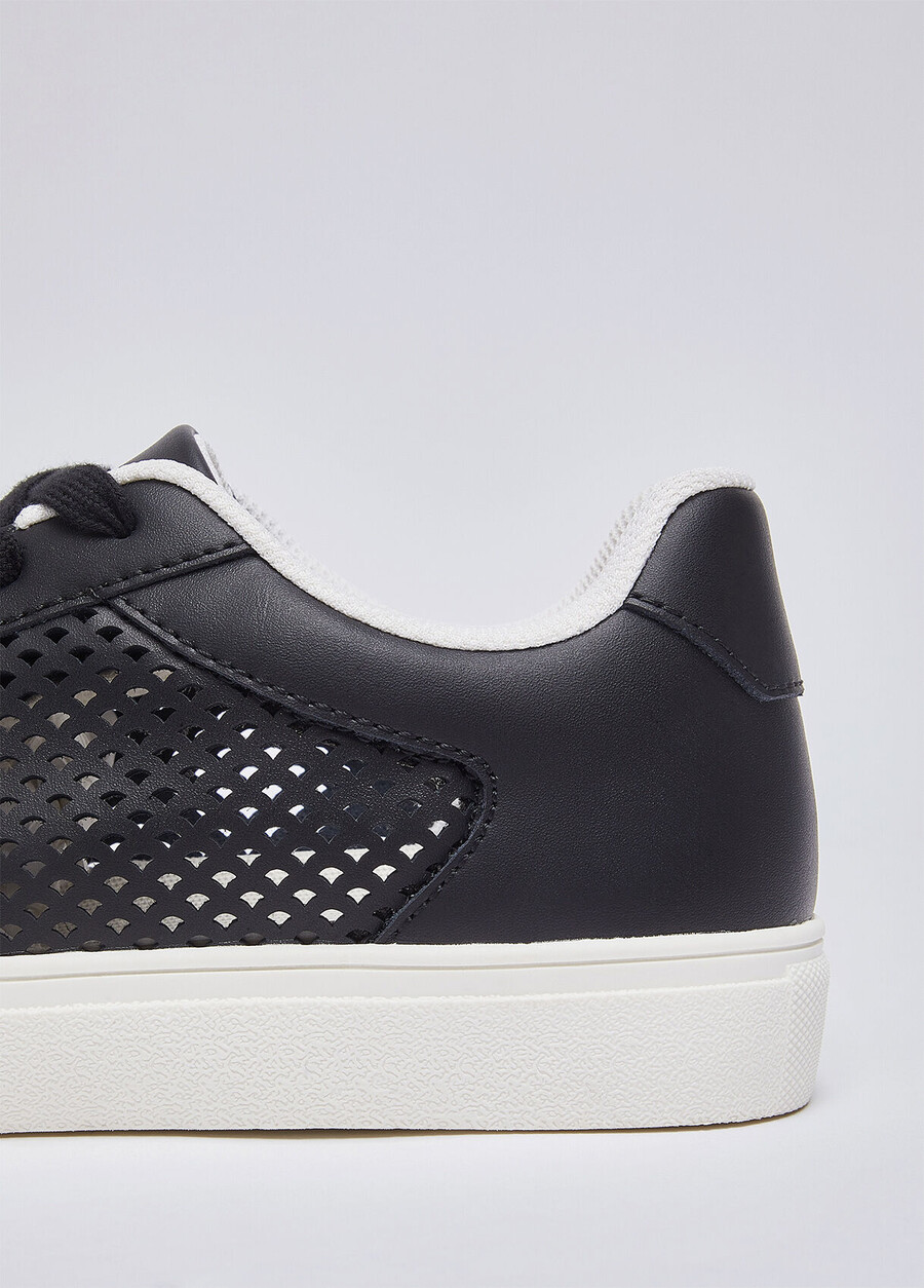 sneakers perforate