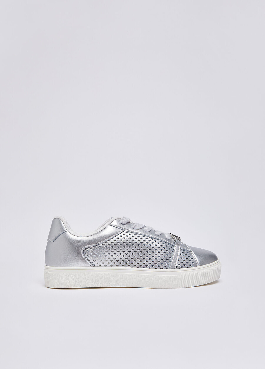 sneakers perforate